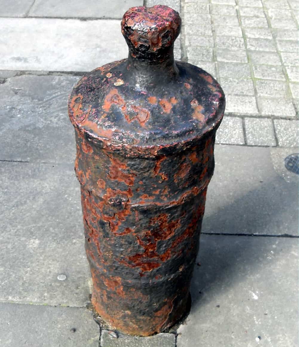 A canon re-used as a bollard outside the church of St Helen’s Bishopsgate, London. <span class="figure--credit">Photo by Bollards of London</span>